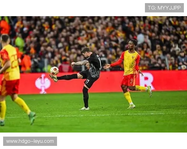 欧联杯淘汰赛激战正酣，豪强争夺晋级名额！