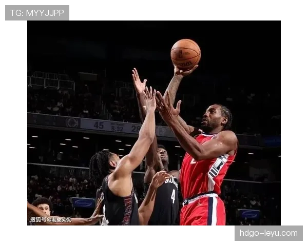 莱昂纳德挡拆推进提升效率，助力球队关键时刻拉开比分